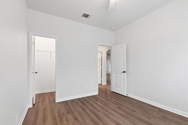 Building Photo - 1204 Twin Estates Dr