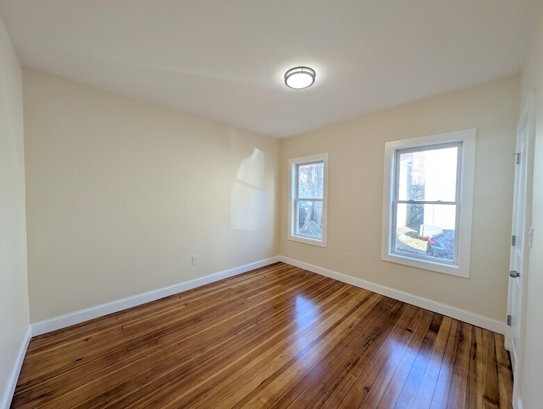 Building Photo - 5 Lowell Cir