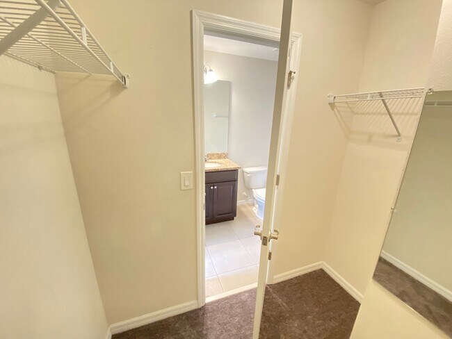 Building Photo - Beauiful Townhome in Tuscany Place. This i...