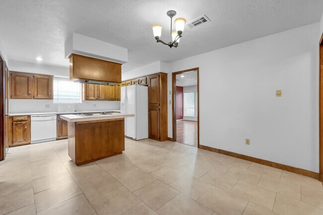 Building Photo - 284 Colonial Ct