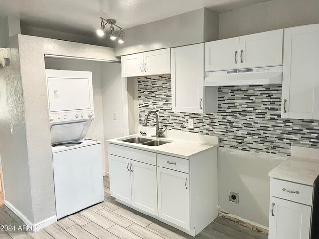 Building Photo - 2525 N 52nd St