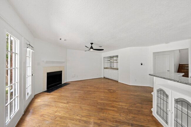 Building Photo - 2406 Parkwood Ln