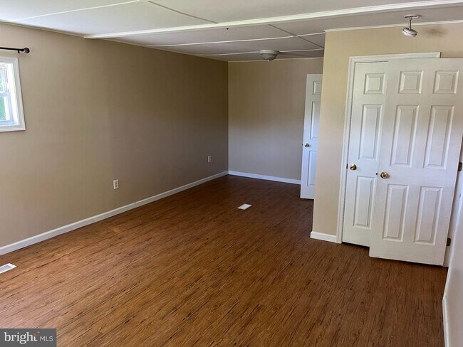 Building Photo - 716 Red Hill Rd