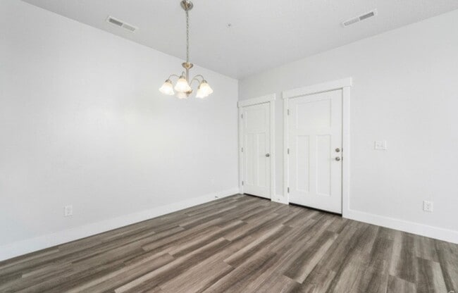Building Photo - Pet-Friendly Lake View condo