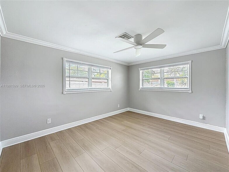 Building Photo - 2533 NE 21st Ter