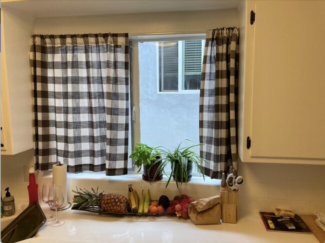 Building Photo - 916 N Sweetzer Ave