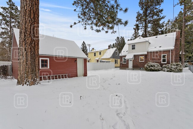 Building Photo - 414 W 29th Ave