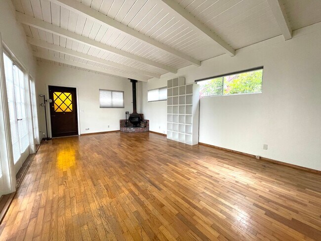Primary Photo - One Bedroom Single Family Home in Pacific ...