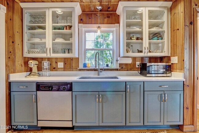 Building Photo - 2681 Island Dr