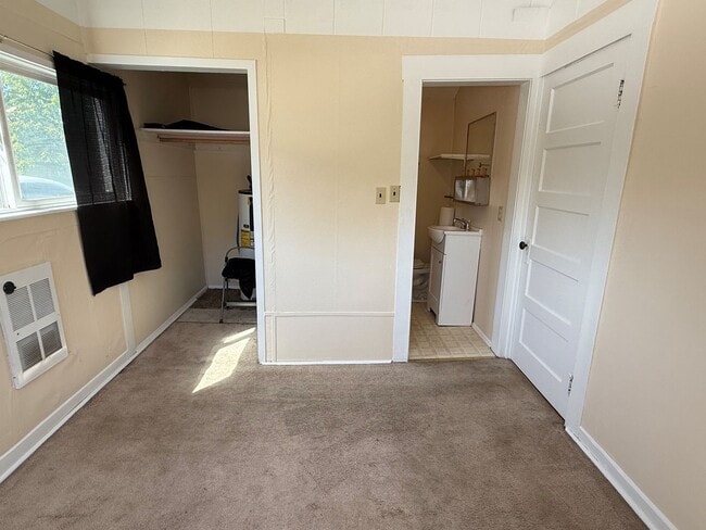 Building Photo - Now renting 1 Bedroom Home
