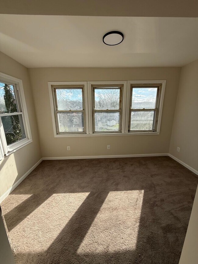 Building Photo - 1 Bedroom apartment with a bonus Den- Available today! - Price Reduced