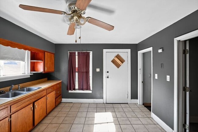 Building Photo - 3001 Myrtle Ave