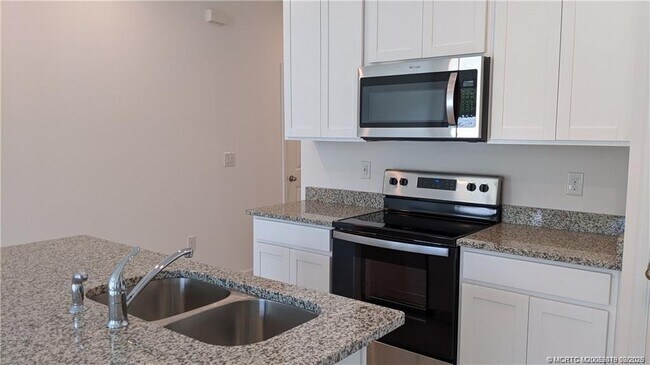 Building Photo - 373 SE Sea Hunt Way