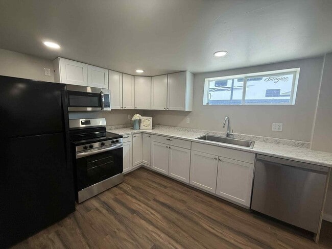 Building Photo - Newly Remodeled Duplex