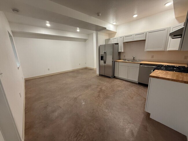 Building Photo - 413 E 8th Ave