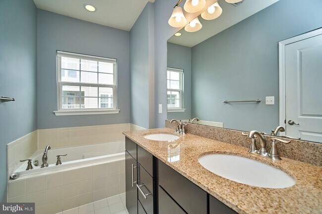 Primary Bath - 8126 S Channel Dr