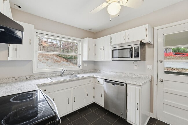 Building Photo - Renovated Home in the Heart of Brookhaven