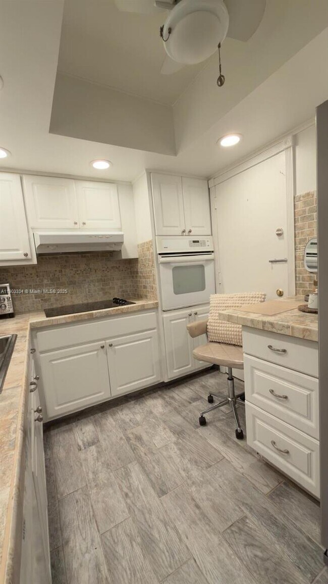 Building Photo - 400 Kings Point Dr