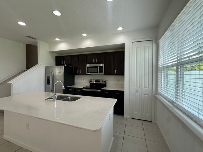 Building Photo - 1002 La Mirada Ct