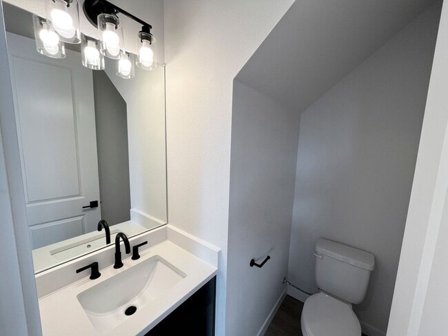 Building Photo - Stunning Modern Townhome-Style Unit with Washer/Dryer Included, A/C!
