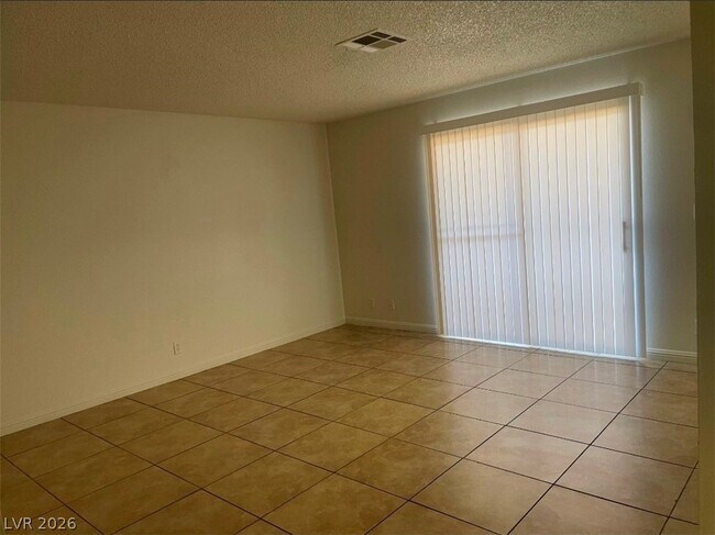 Building Photo - 4570 Carriage Park Dr