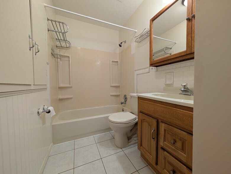 Main floor bathroom - 3728 Capistrano way