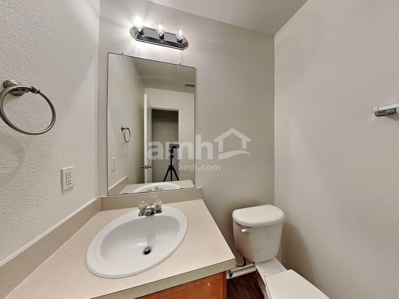 Building Photo - 1036 Cove Hollow Dr