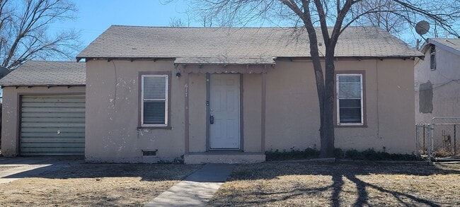 Building Photo - LARGE HOME QUIET STREET