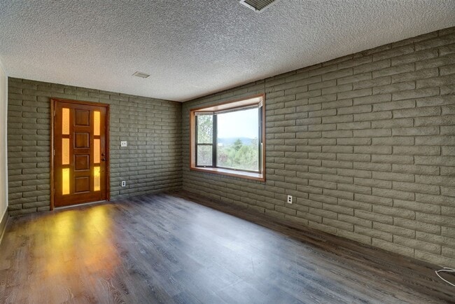 Building Photo - Nature at Your Back Door in this 3 Bedroom...