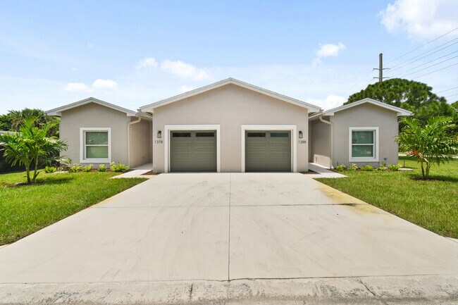 Building Photo - 1388 NW Charlie Green Dr