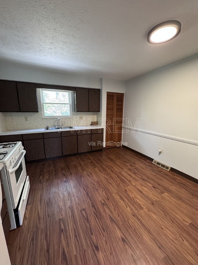 Building Photo - 4020 Vira Rd
