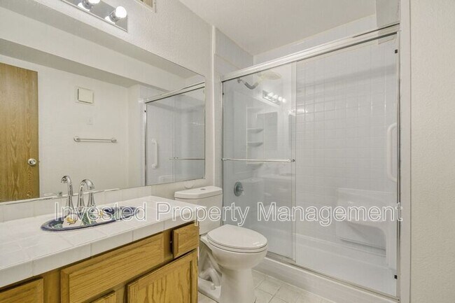 Building Photo - 370 Zang St