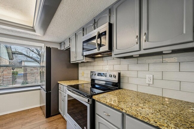 Building Photo - 9424 Singing Quail Dr