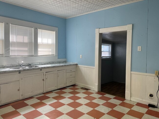 Building Photo - Nice 2 Bedroom 1 bath home