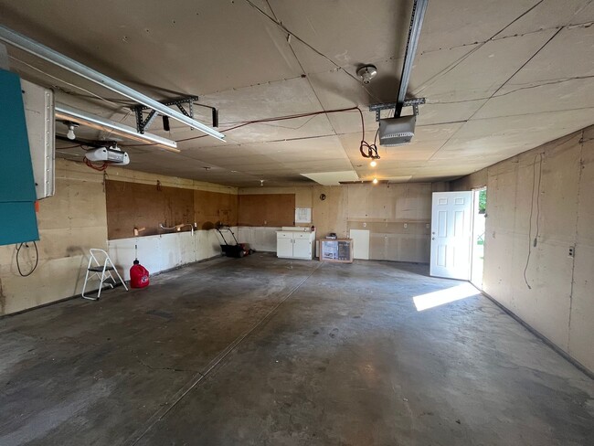 Building Photo - 533 Park Ave