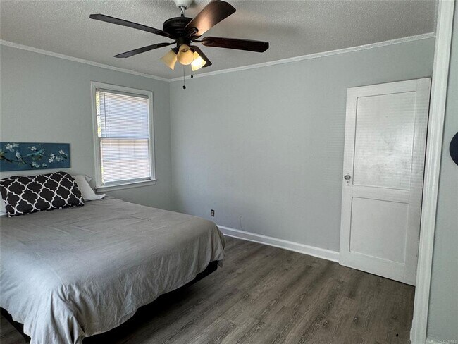 Building Photo - 2331 Woodlawn St