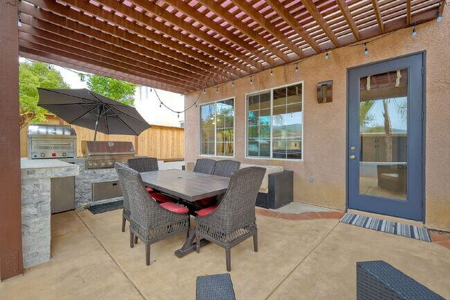 Building Photo - Furnished Rental Available