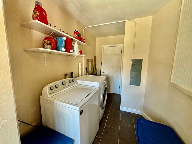 Building Photo - Cozy 2-Bed Downstairs Duplex, Close to CSU...