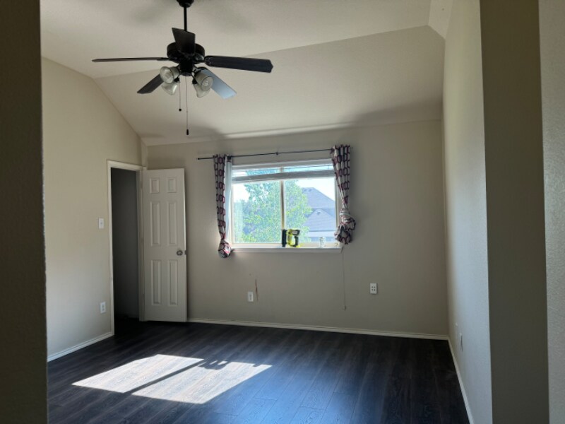 Building Photo - 1013 Long Pointe Ave