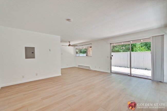 Building Photo - Updated 1 Bedroom Condo with Oversized Private Patio in Prime Mountain View Location