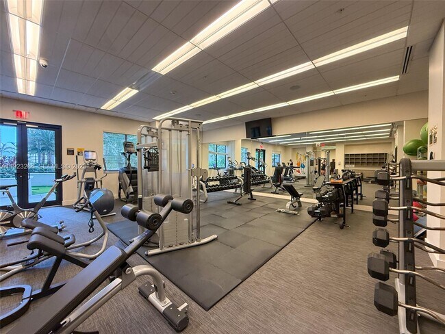 Building Photo - 999 SW 1st Ave