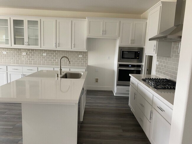 Building Photo - 3 Bed + Bonus Room/2.5 Bath - Solar – Near SSU