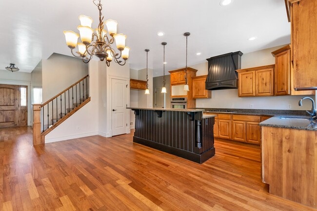 Building Photo - Beautiful home nestled in Pleasant Grove