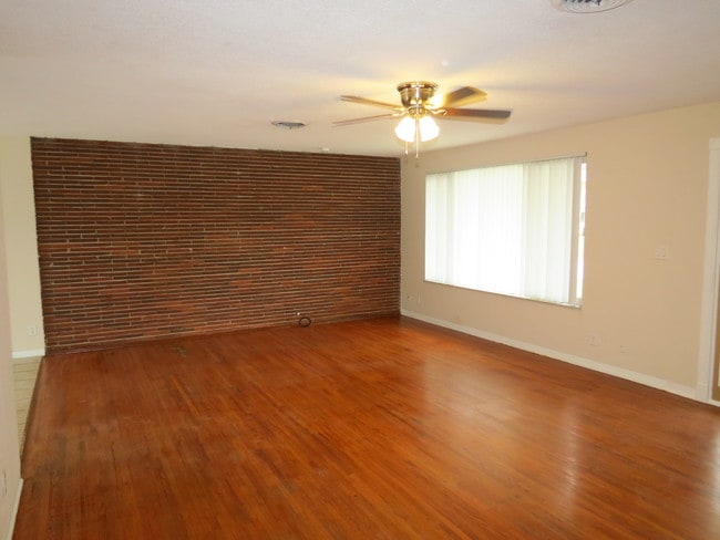 Building Photo - 122 Magnolia Dr