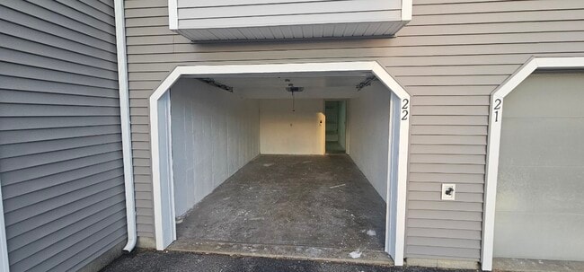 Building Photo - 94 Tennis Plaza Rd