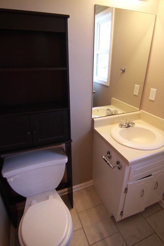 Building Photo - 3 Bedroom Pet Friendly Home For Rent Near Post!