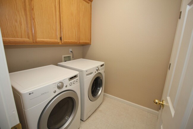 Building Photo - 4 bedroom, 2 bathroom home in Plumas Lake