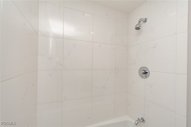 Building Photo - 3000 Oasis Grand Blvd