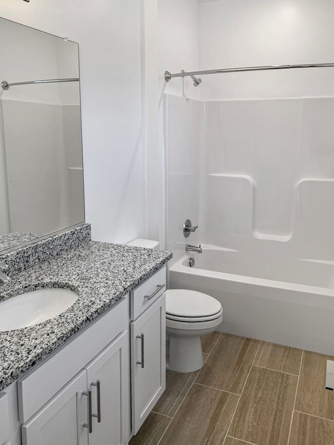 Building Photo - Gorgeous 3 Bed, 2 Bathroom in Manchester A...
