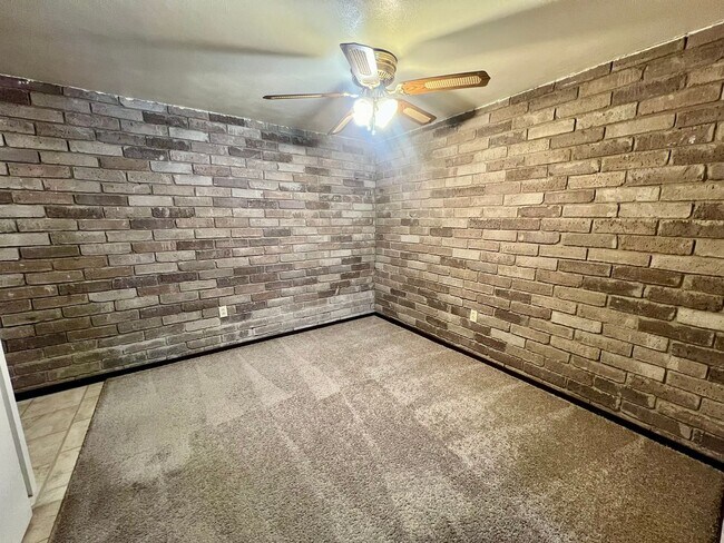 Building Photo - 304 Kellywood Manor